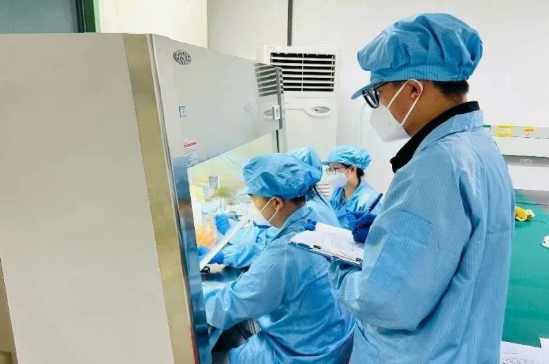 团队成员在发射场现场完成加样制备、装置集成及电学测试